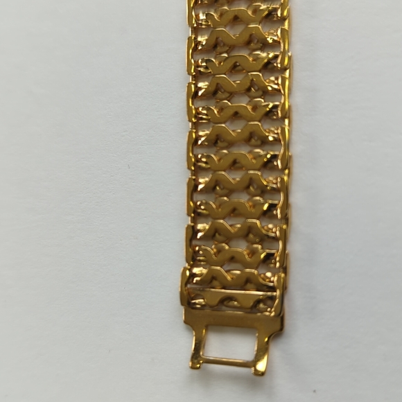 Vintage MONET Clasp Bracelet Goldtone Beautiful - Picture 5 of 6